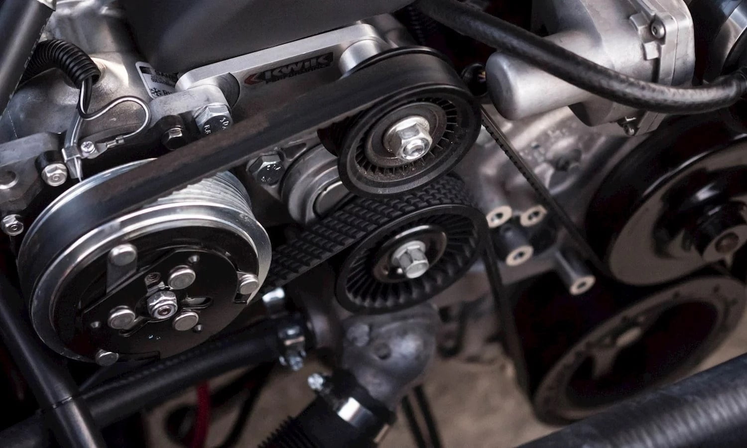 External ribbed accessory belt on engine pulleys