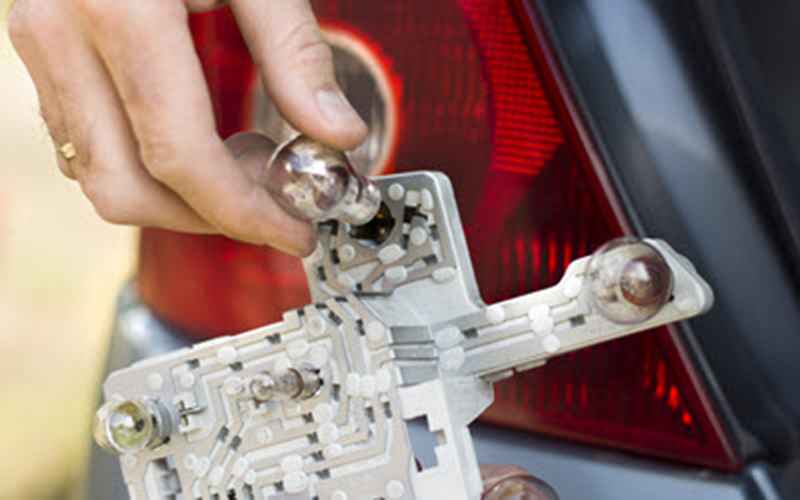 Replaceable bulb and rear lamp bulb holder