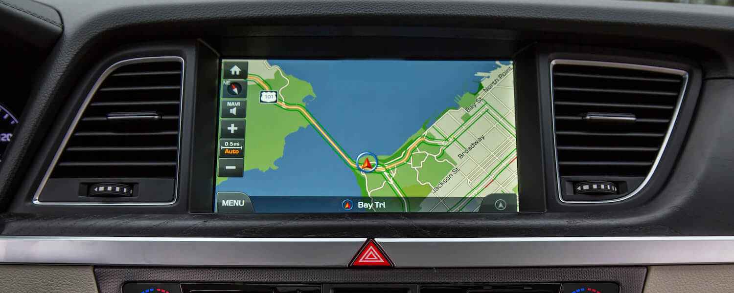 Integrated navigation screen between the dashboard air vents