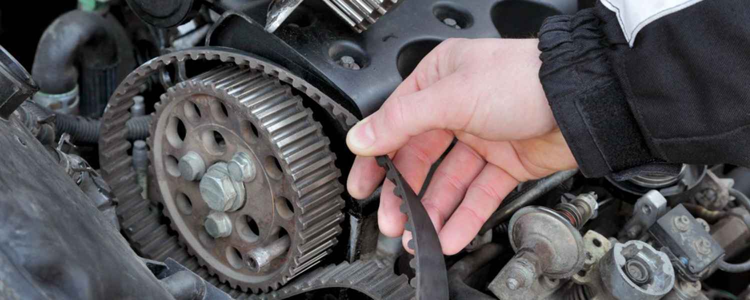 Timing belt and toothed pulley during engine work