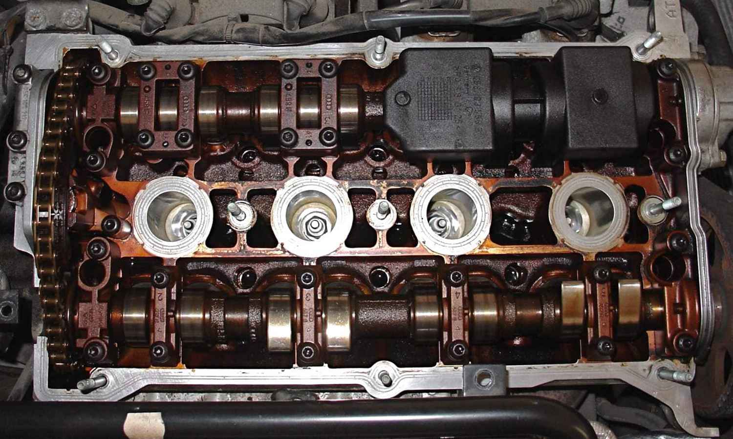Engine with the valve cover removed to expose the upper sealing area